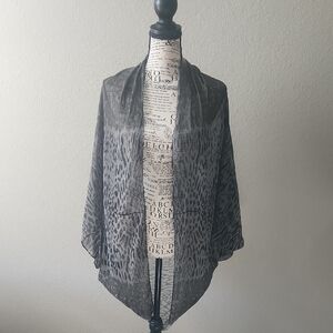 Elegant Gray Leopard Print Scarf